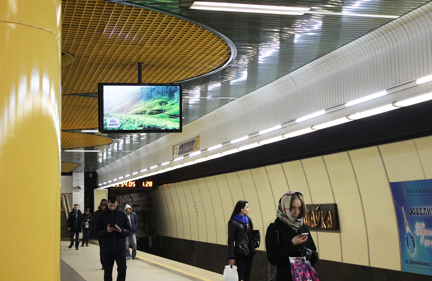 Цифровые экраны на платформах станций