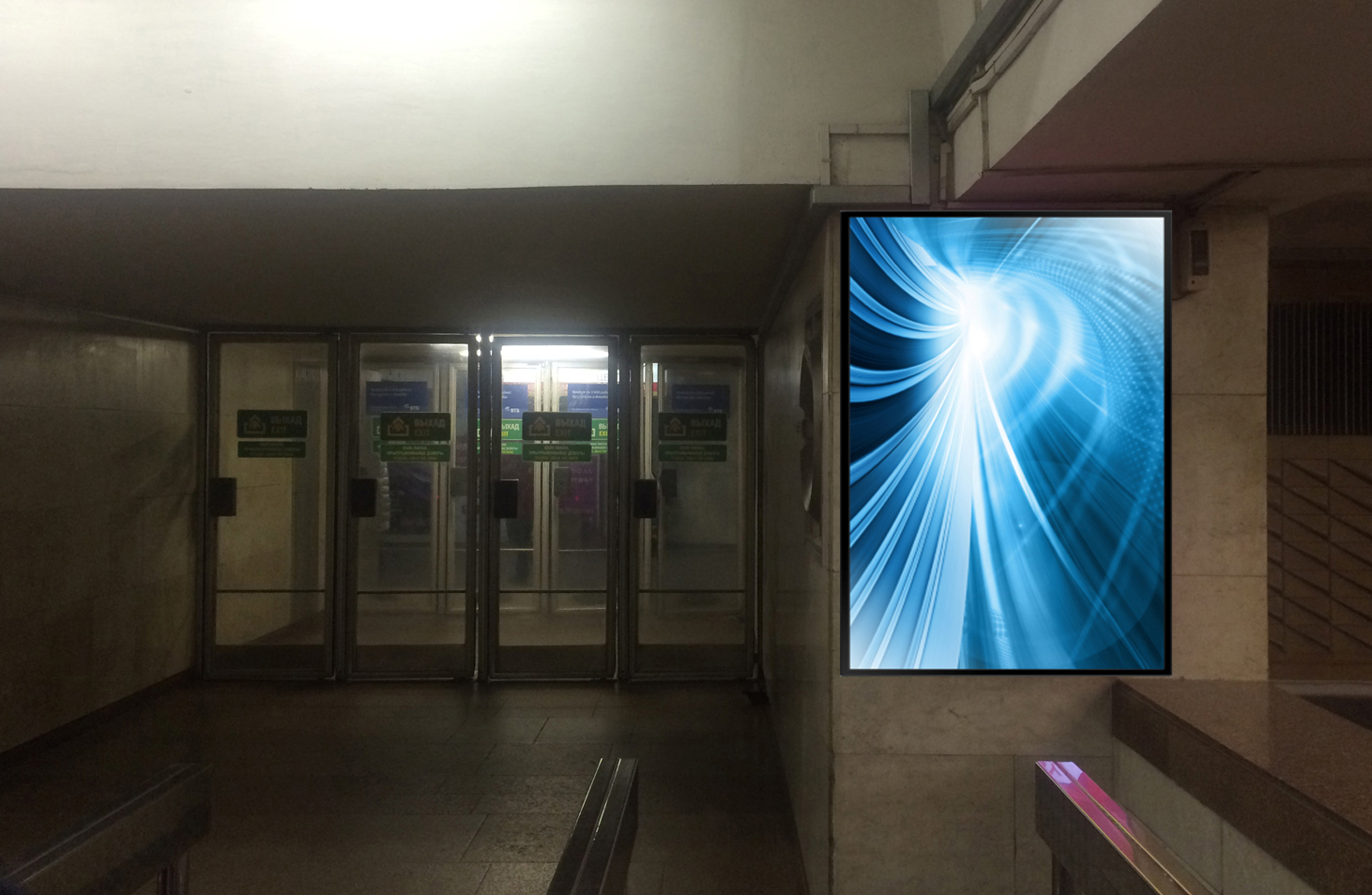 Реклама на щитах на станциях и в переходах Минского метрополитена